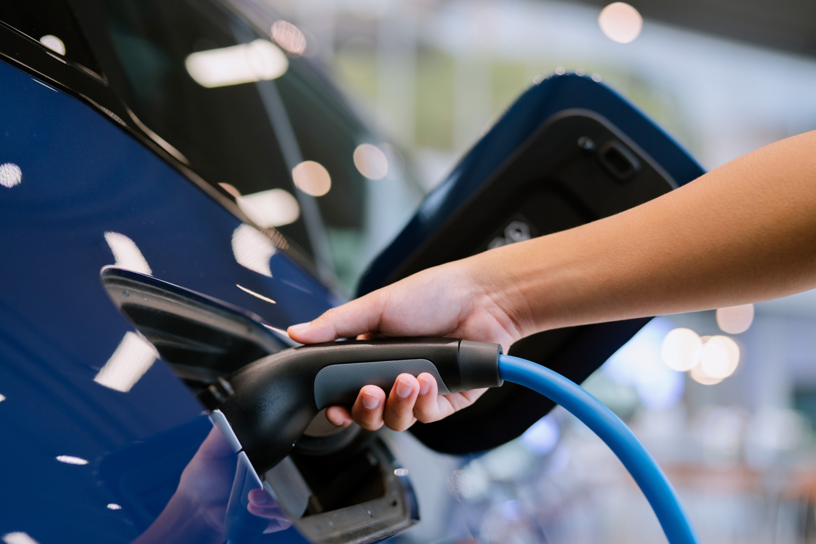 Thailand plans to introduce investment incentives for manufacturers of hybrid vehicles.