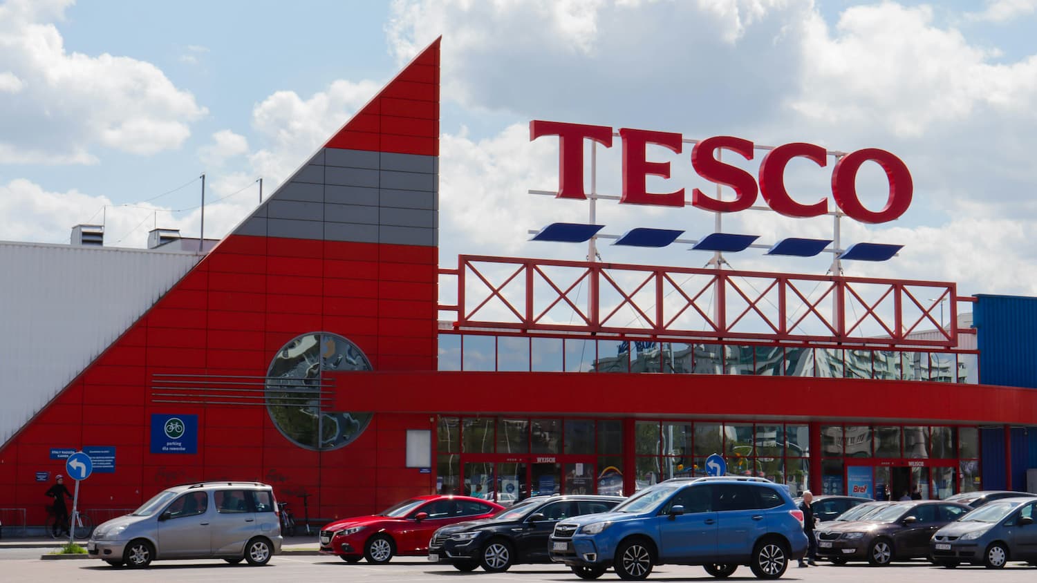 The UK’s largest supermarket chain, Tesco, announces its commitment to leading the farm supply chain in reducing carbon emissions. 