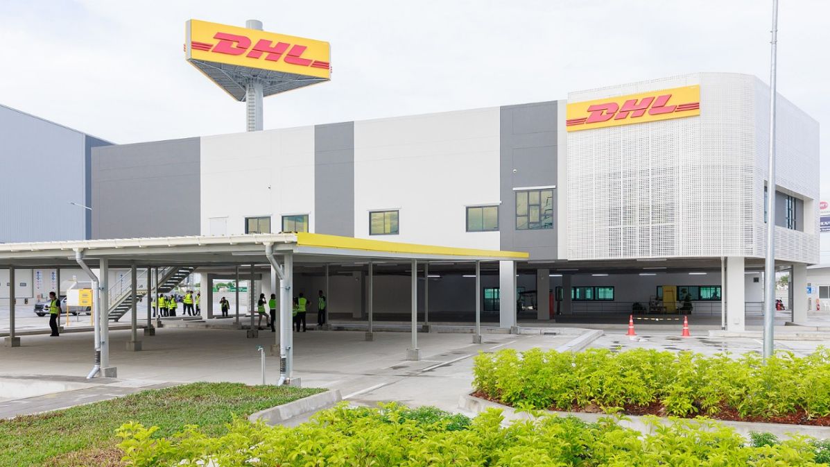 The Bangna Sustainable Logistics Center incorporates low-water-use appliances, high-efficiency cooling, and natural roof skylights to cut energy consumption. (Photo: DHL)