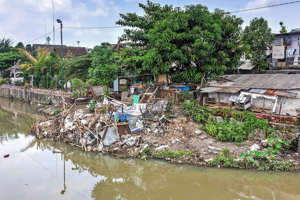 Garbage dumped next to Code River in Yogyakarta. Image by Crisco 1492 via Wikimedia Commons (CC BY-SA 4.0).