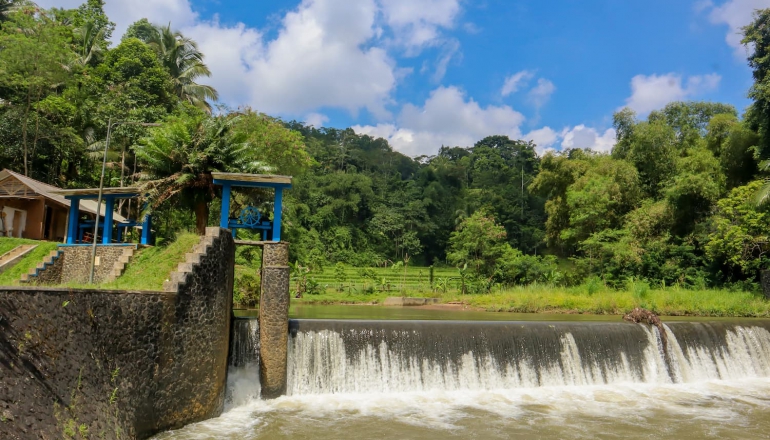 電費便宜且供電穩定 小水力電廠點亮西爪哇鄉村