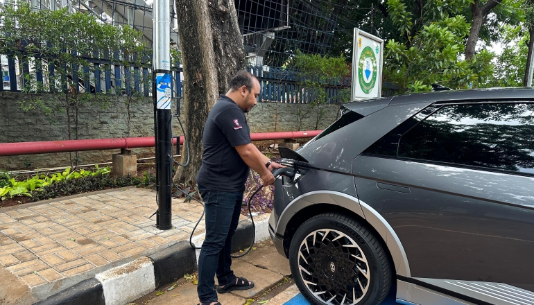 印尼加速電動車普及新招：電線桿變身充電站，瞄準這兩區設點