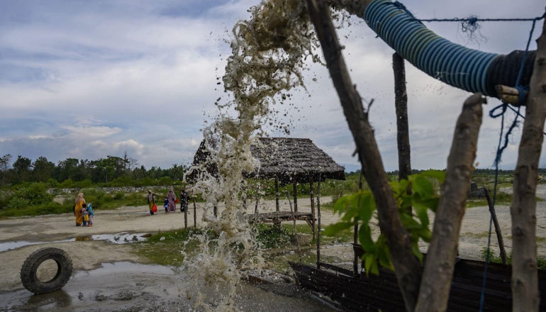 Indonesia’s risky gamble with sea sand exports