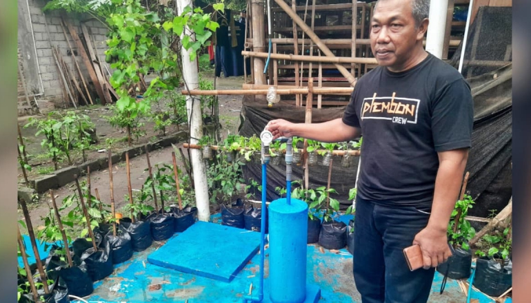 Chauffeur at Indonesia energy nonprofit drives uptake of biogas by Java farmers