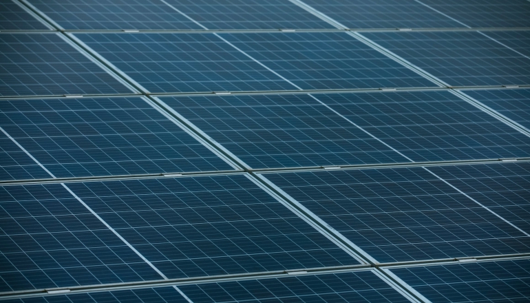 廢棄太陽能板釀環境危機！回收難、利潤低，國內外企業怎麼解決？