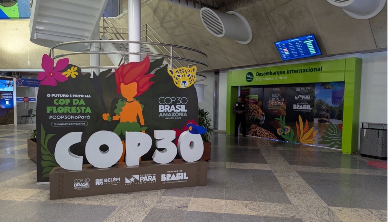 COP30現場追蹤》貝倫機場主打雨林意象迎賓，巴西如何藉亞馬遜布局氣候影響力？