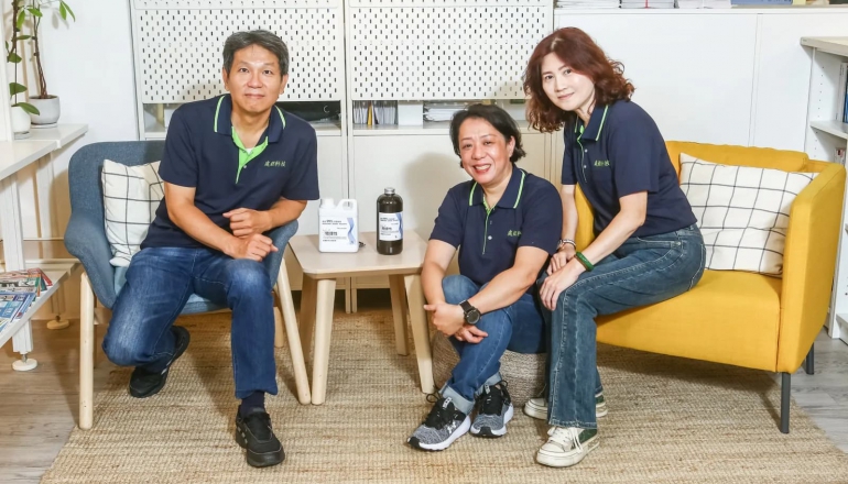 用酵素從廢棄鋰電池挖金!處鋰科技石墨烯製程減碳逾8成,打進石化、紡織與軍工市場